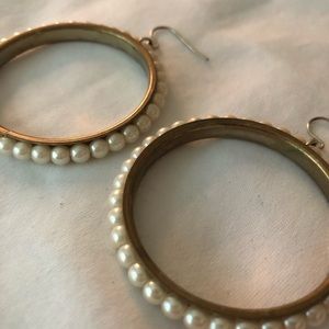 Gold and pearl hopped earrings